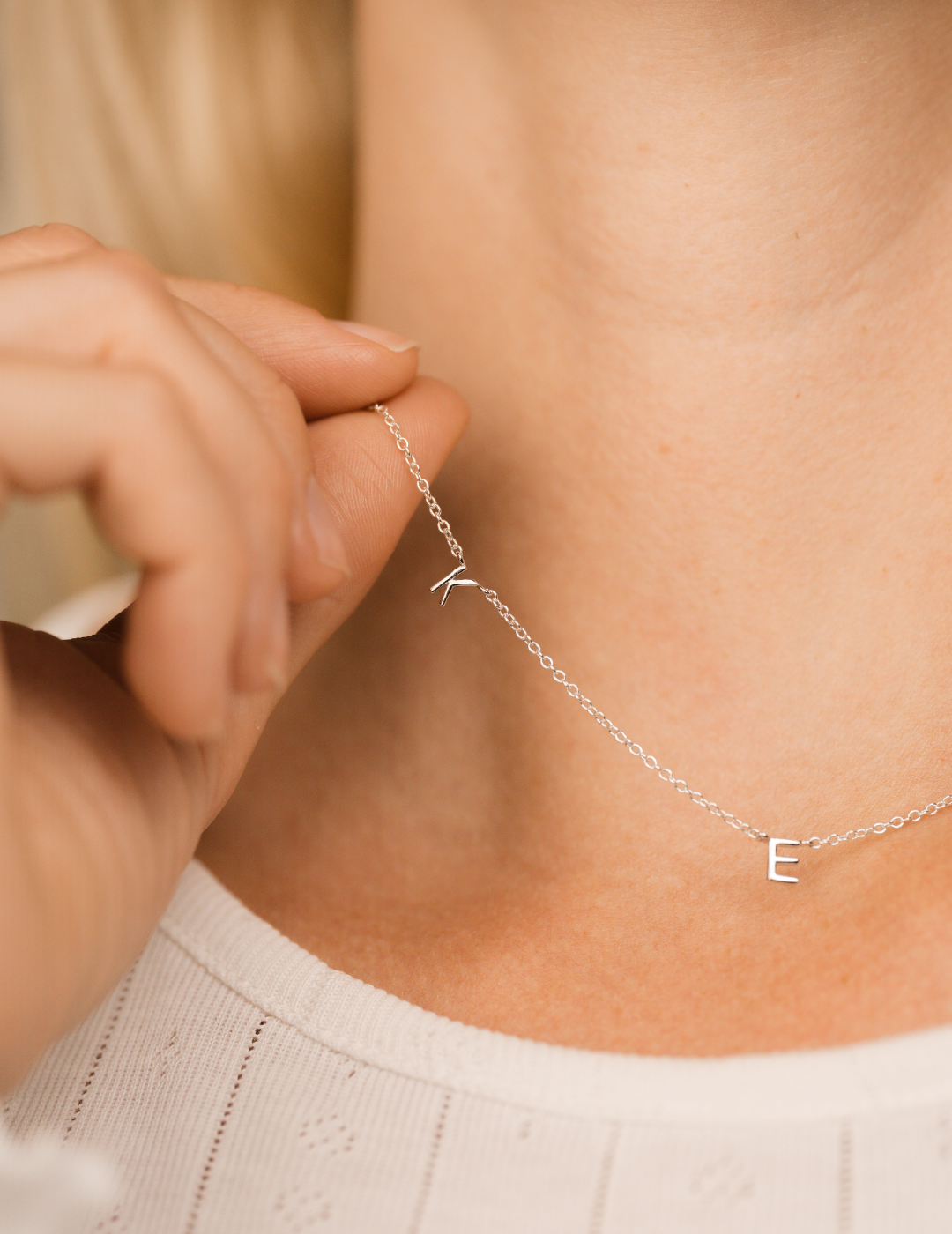 personligt smykke med bogstaver