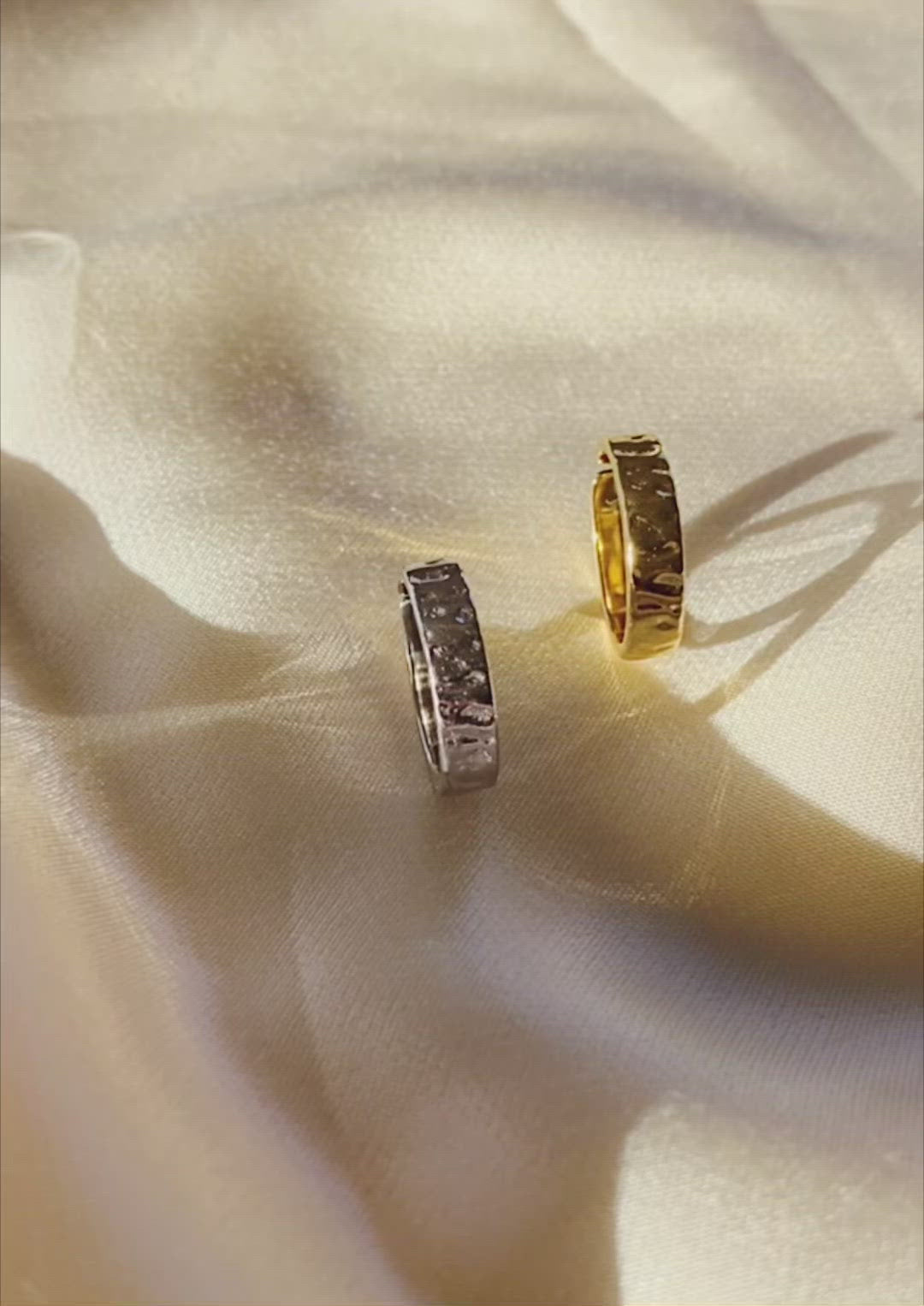 Hammered ring i guld og sølv