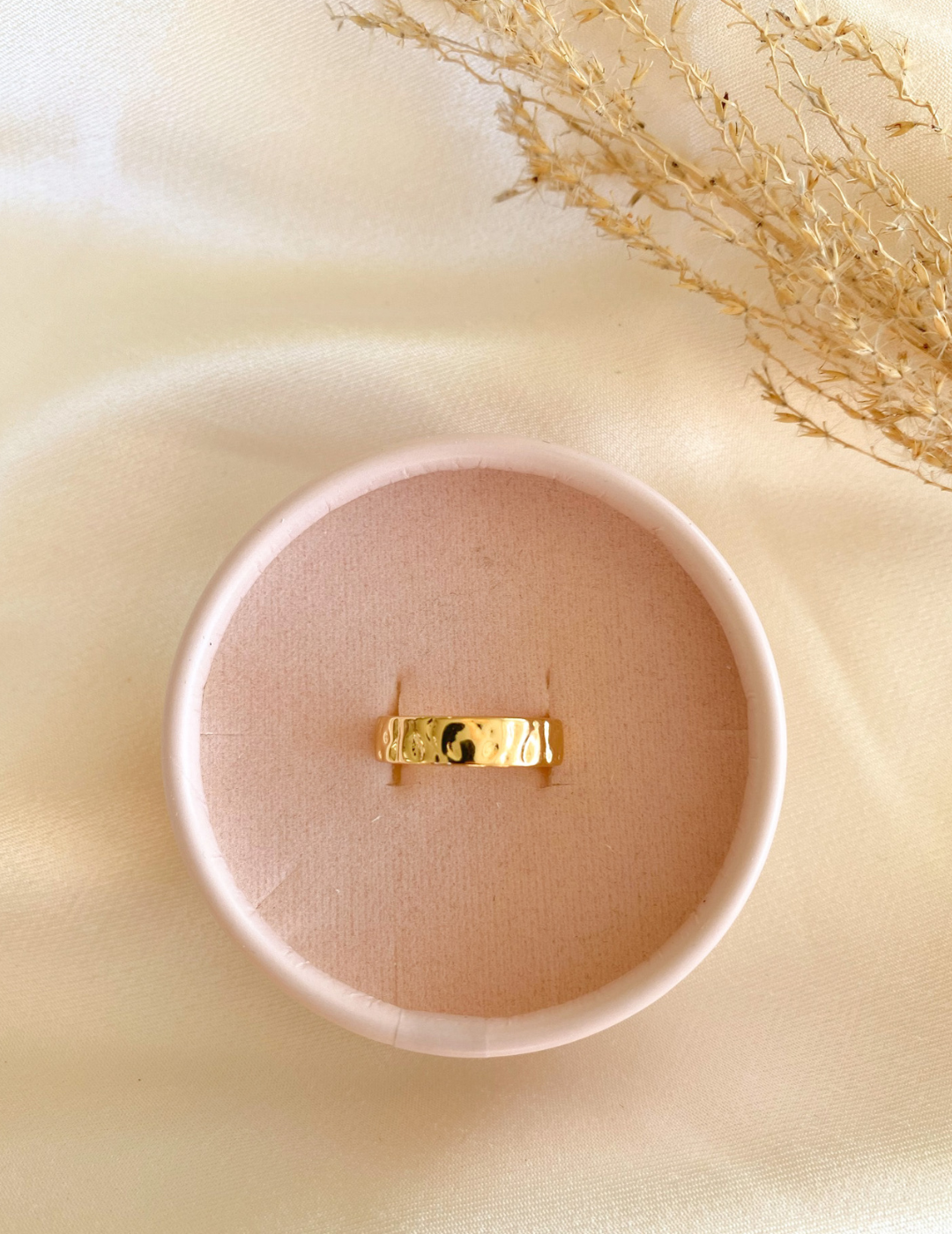 Hammered ring i guld