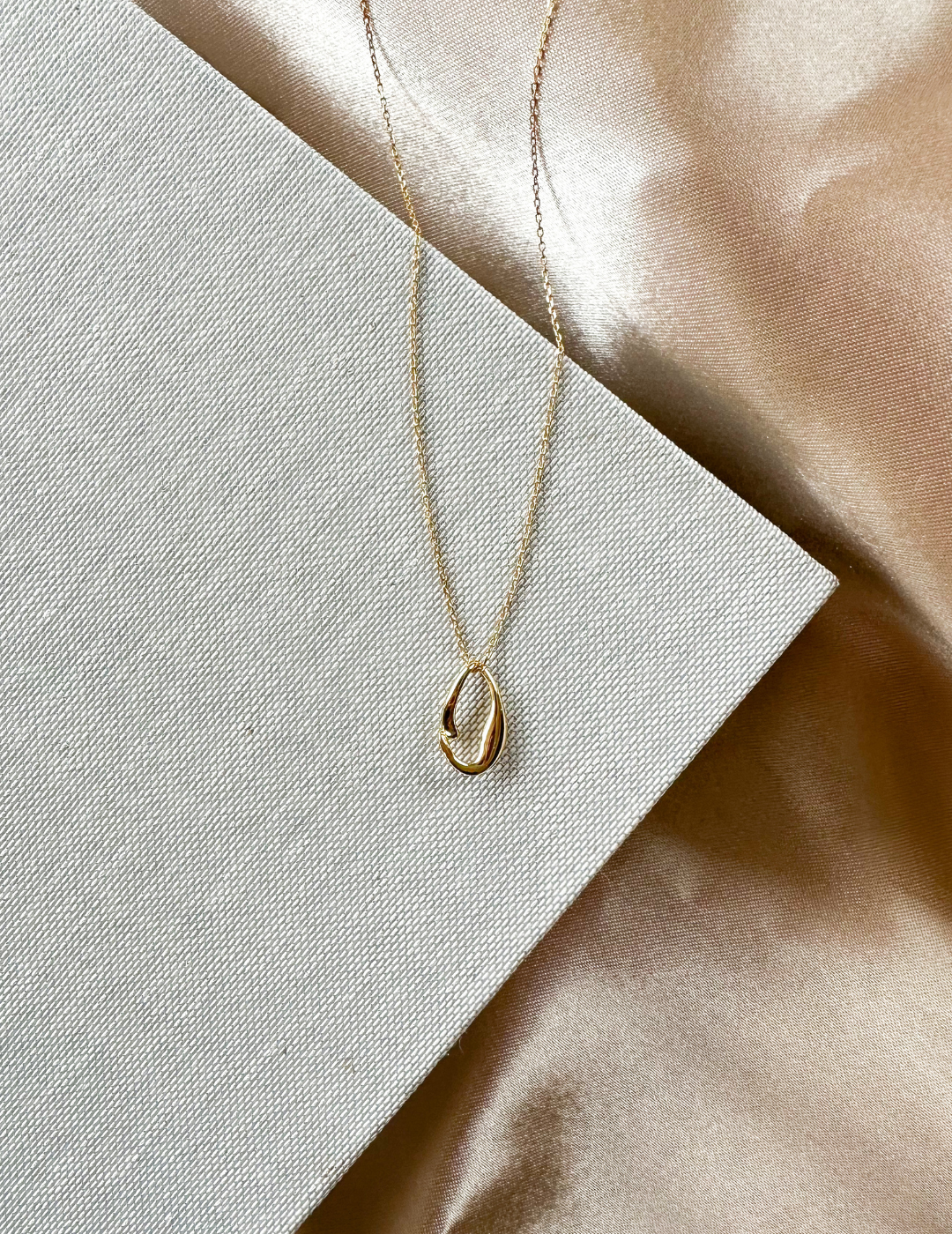 EK Orbit drop halskæde guld