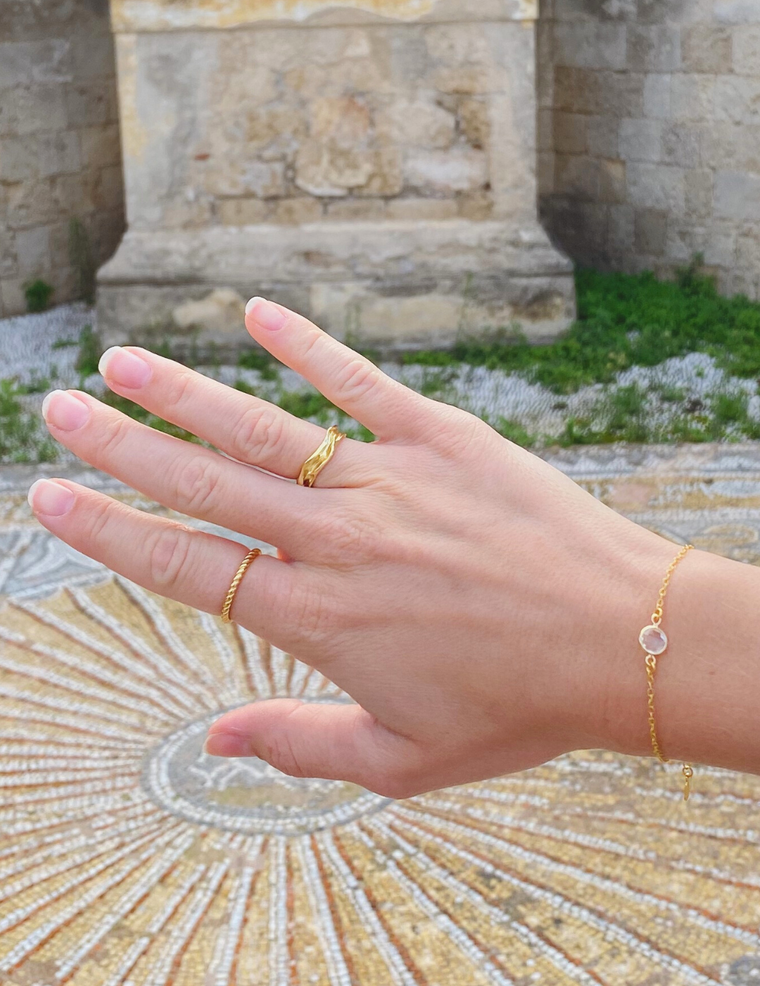 Curved ring i guld